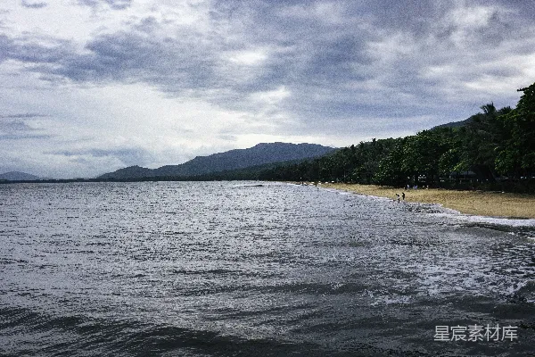 高清摄影 从水上的船上看到的海滩景色