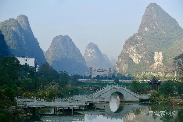 高清摄影 一座跨越水域的大桥，背景是连绵的山脉。
