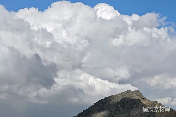 高清摄影 一座山峰的景色，天空中有云彩。