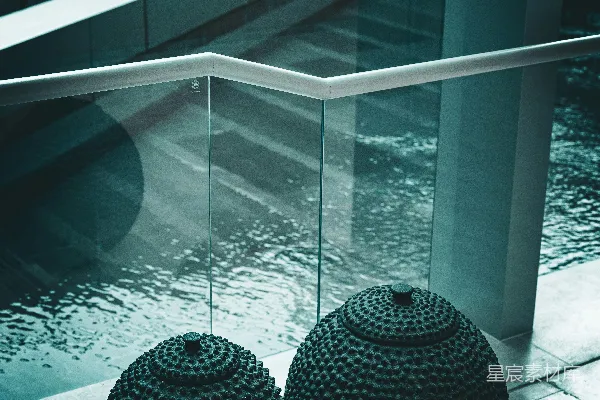 高清摄影 三件质感不同的球形装饰物在水边。