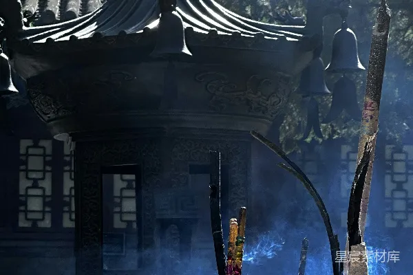 高清摄影 香炉前点燃了香。