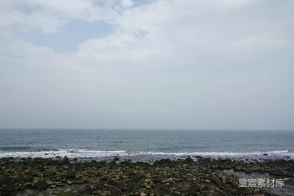 高清摄影 岩石海岸与平静的海洋相接。