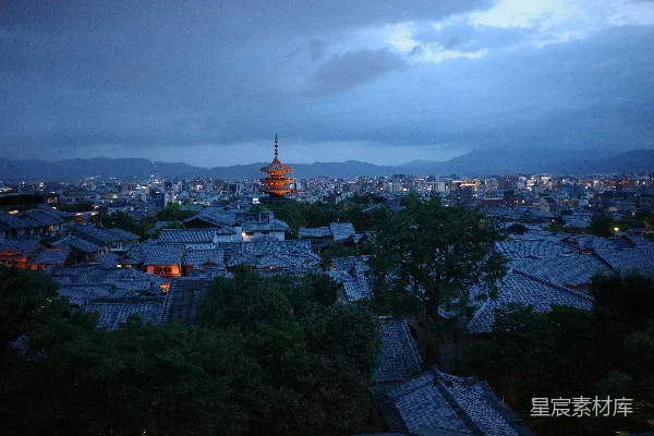 高清摄影 京都日落时分的市景，塔楼映衬其中。