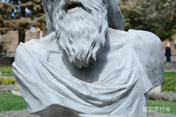 高清摄影 一座石雕的年迈男子头像，留着胡子。