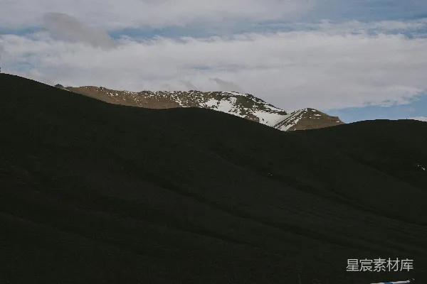 高清摄影 道路通向一片雪山景色。