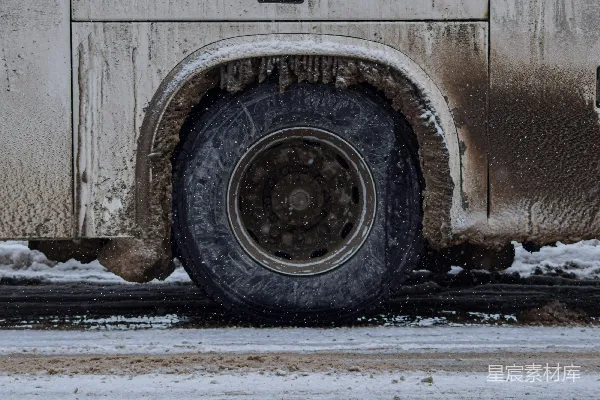 高清摄影 一辆大型白色卡车正在一条覆盖着积雪的道路上行驶