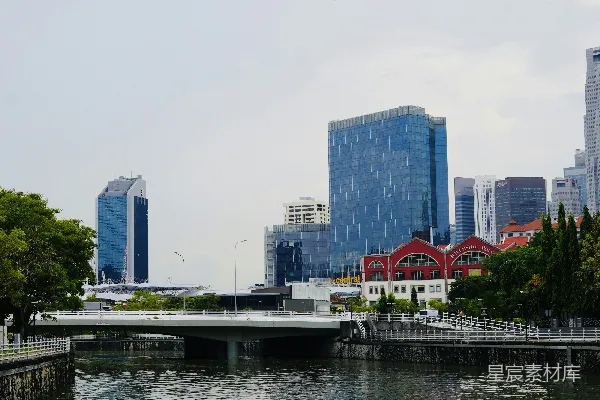 高清摄影 一片水域，背景中可以看到建筑物。