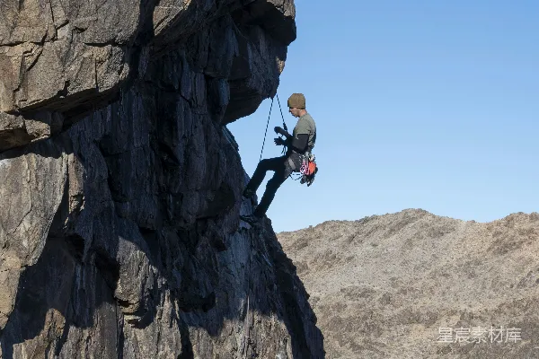 高清摄影 一个男人正在攀登山侧