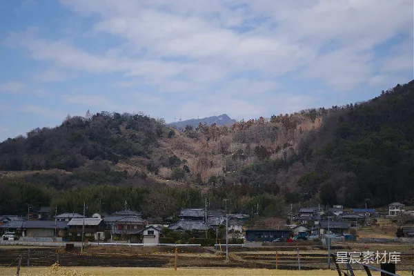 高清摄影 一座小镇的景色，背景中有一座山。