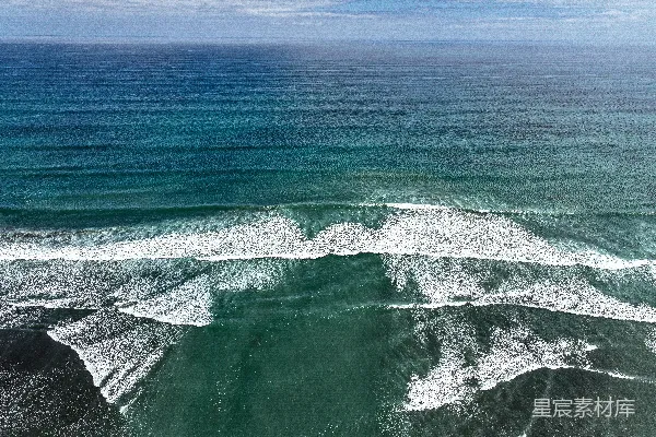 高清摄影 海浪拍打着海岸。