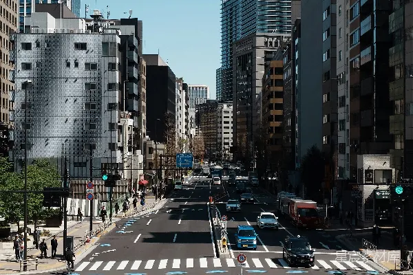 高清摄影 繁忙的街道周围是高耸的建筑。