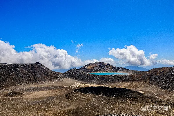 高清摄影 火山景观中有一个美丽的蓝色湖泊。