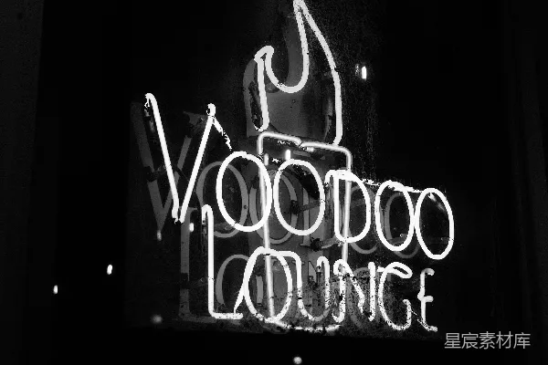 高清摄影 一个霓虹灯招牌写着“oodoo lounge”。