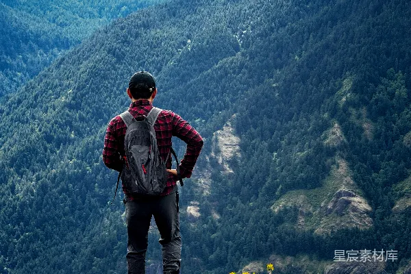 高清摄影 徒步者欣赏到山景的美景。