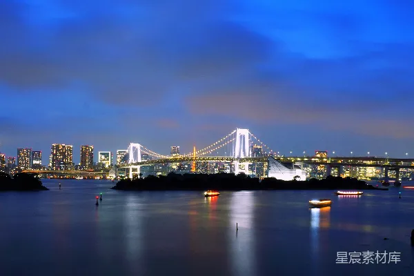 高清摄影 东京湾夜景，彩虹桥在月光下熠熠生辉。