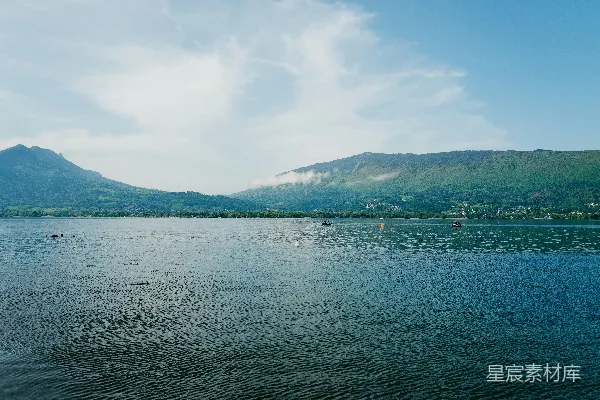 高清摄影 平静的水面映着山峦和阴云密布的天空。