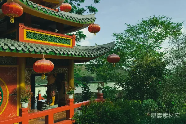 高清摄影 一座色彩斑斓的寺庙坐落在宁静的池塘旁边。