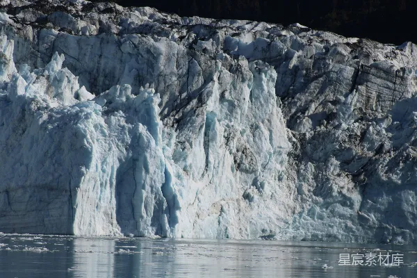 高清摄影 一大块冰山漂浮在一大片水域旁边