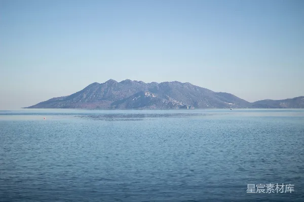 高清摄影 平静的蓝海中剪影般的岛屿。
