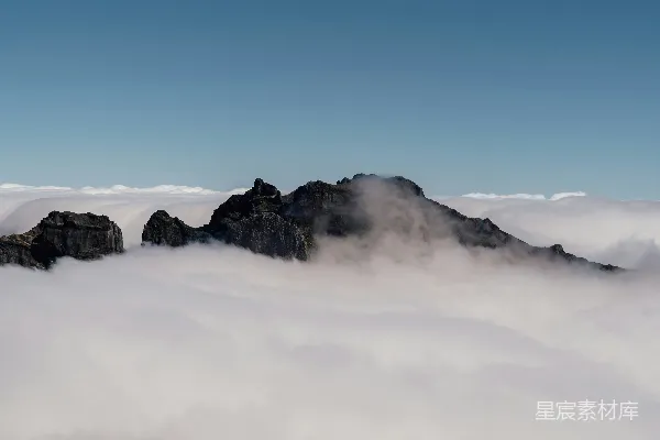 高清摄影 群山高耸于云海之上。