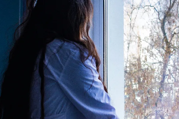 高清摄影 一个女人正望着窗外。