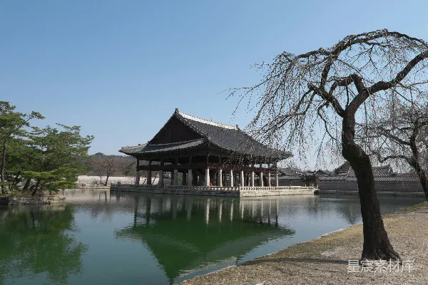 高清摄影 一座传统的韩国建筑倒映在水中。