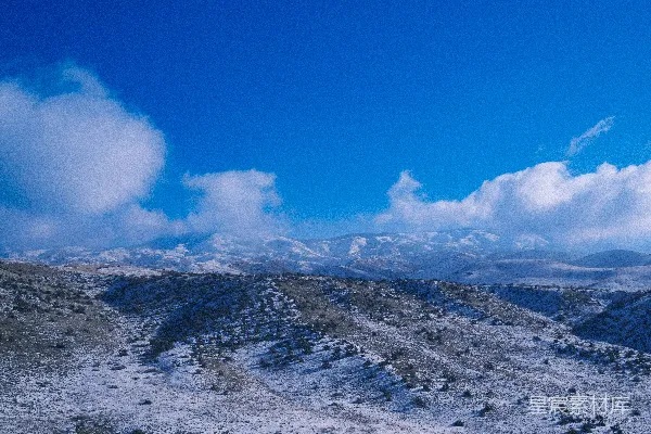 高清摄影 一座覆盖着积雪的山脉在蓝天的映衬下
