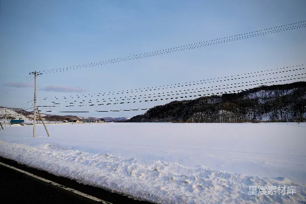 高清摄影 蓝天下的雪地和群山。