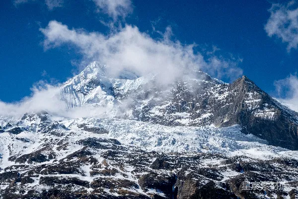 高清摄影 一座被白雪覆盖的山峰在蓝天之下