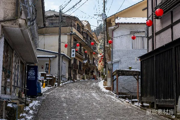 高清摄影 一条狭窄的街道，地上覆盖着积雪。