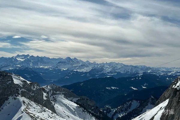 高清摄影 雪山在阴云密布的天空下延伸。