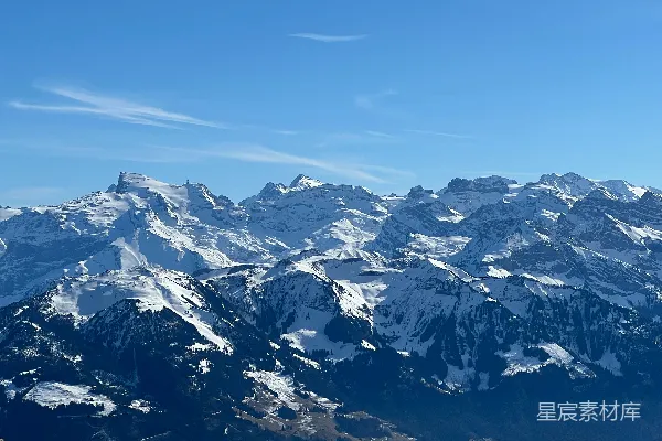 高清摄影 白雪覆盖的山峰矗立在湛蓝的天空下。