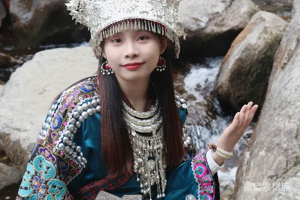 高清摄影 身着传统中式服装的女子摆姿势。