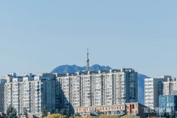 高清摄影 一座湖景，背景中有建筑物，前景中有树木。