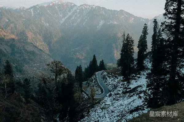 高清摄影 蜿蜒的山路在美丽的雪山之间。
