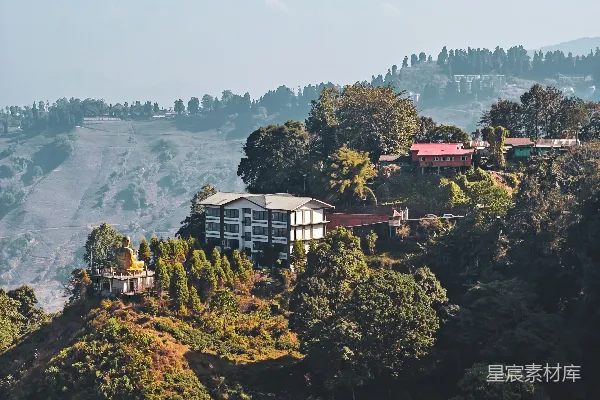 高清摄影 青山绿水环绕中的山间小屋。