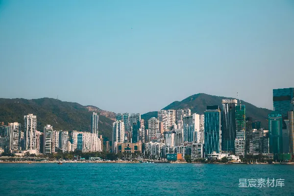 高清摄影 晴朗的天空下，沿着水边的建筑群景致。