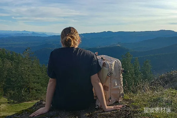 高清摄影 女人在山上欣赏美景。