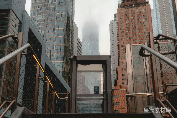 高清摄影 一些建筑物很高，通往其顶部的楼梯。