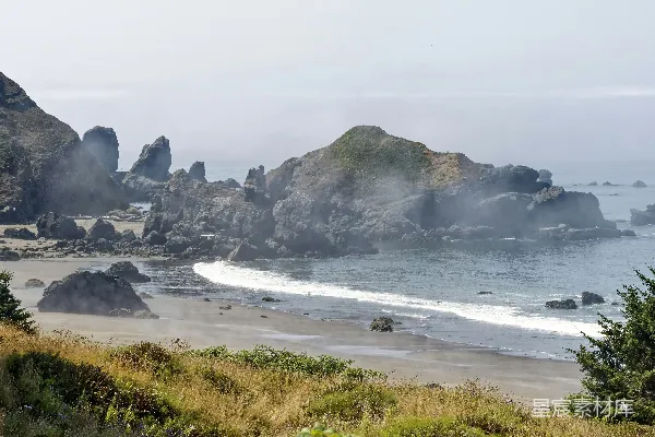 高清摄影 岩石海岸线，海面上笼罩着雾。