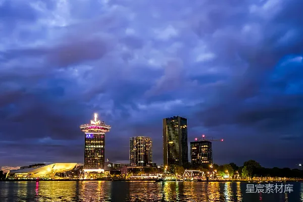 高清摄影 城市天际线在暴风雨的天空中剪影。