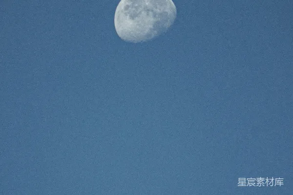 高清摄影 一架飞机在空中飞行，月亮在背景中。