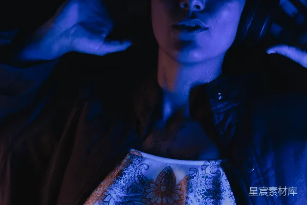 高清摄影 戴耳机的女人站在一个昏暗的房间里