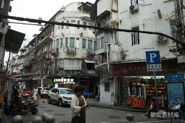 高清摄影 一条街上车来人往