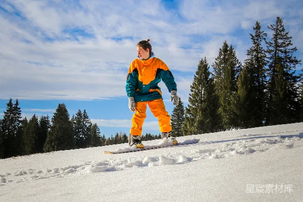 高清摄影 一个男人在覆盖着雪的斜坡上滑雪板滑行