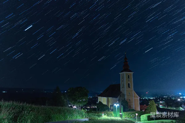 高清摄影 夜晚时分，小镇上钟楼的景色
