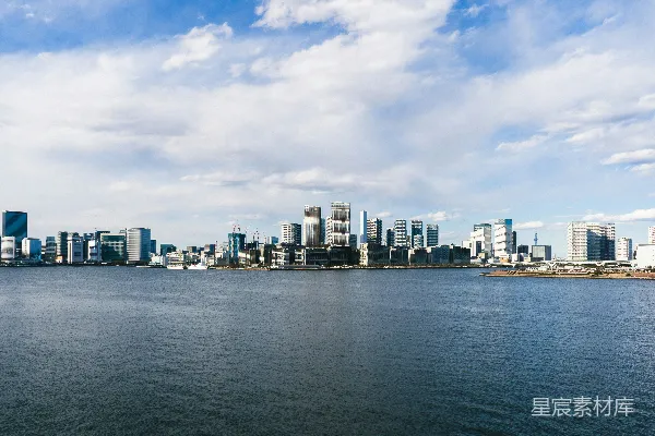 高清摄影 一片水域，背景中有一座城市。