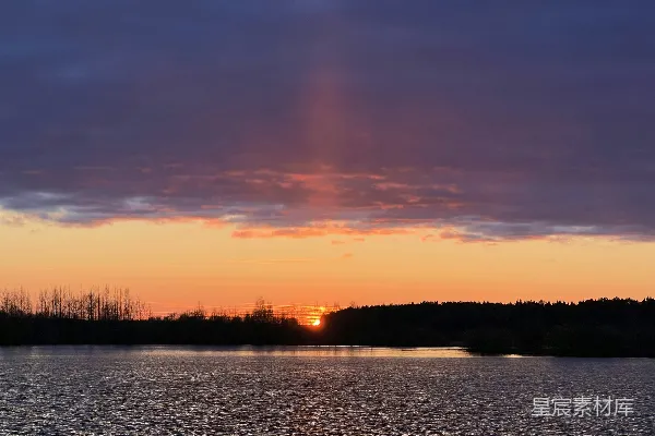 高清摄影 夕阳正挂在水面上方。