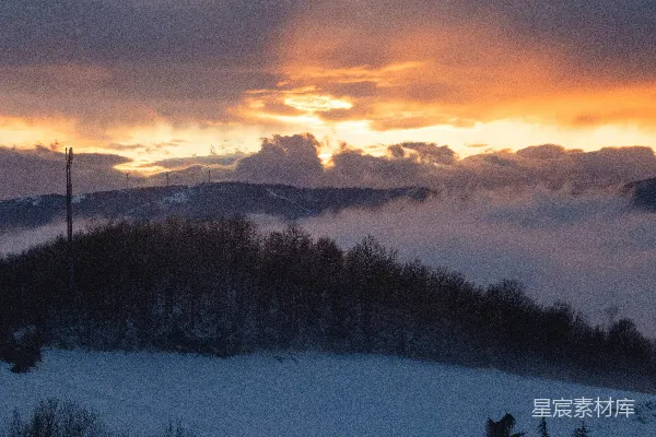 高清摄影 夕阳在覆盖着积雪的山脉上落下