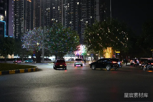 高清摄影 一条夜间车流密集的城市街道